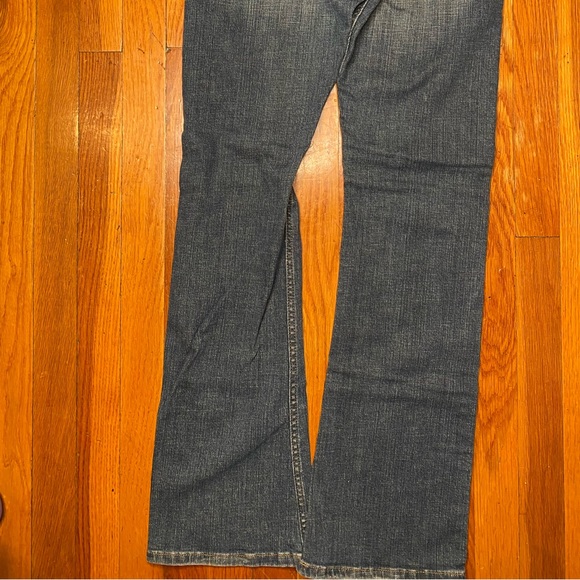 Levi's 542 Tilted Flare Women's Jeans Size 8 Medium Distressed - Picture 8 of 11